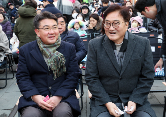 우원식 국회의장(오른쪽)과 오승록 노원구청장이 지난 21일 오후 노원구 경춘선 공릉숲길 열린 '경춘선 공릉숲길 크리스마스 마켓' 행사에서 이야기를 나누고 있다.[연합뉴스]